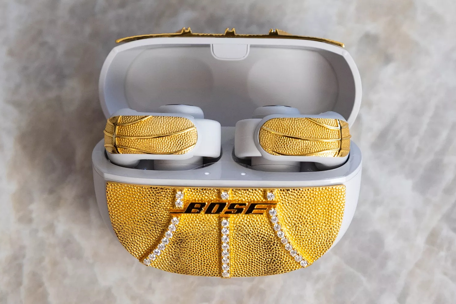 Écouteurs oreilles libres Bose Ultra à thématique de basketball conçus sur mesure et leur étui de chargement
