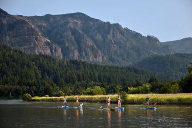 Des amis faisant de la planche à pagaie sur un lac