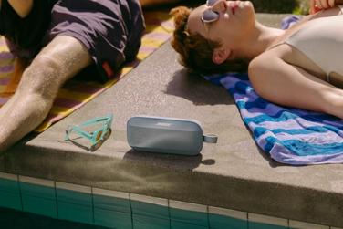 SoundLink Flex utilisée à côté de la piscine 