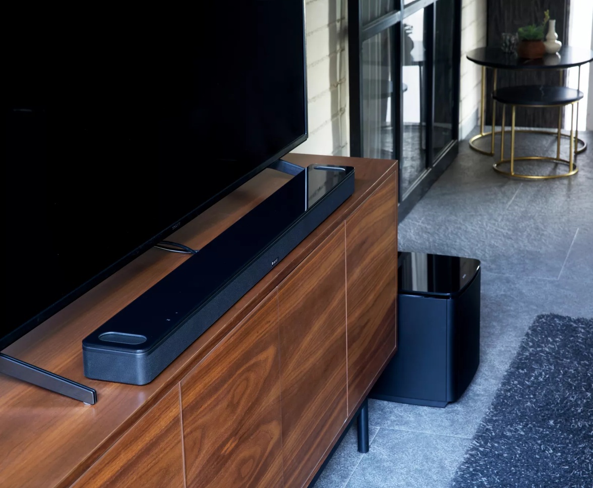 Bose Smart Soundbar 900 on console with Bass Module 700