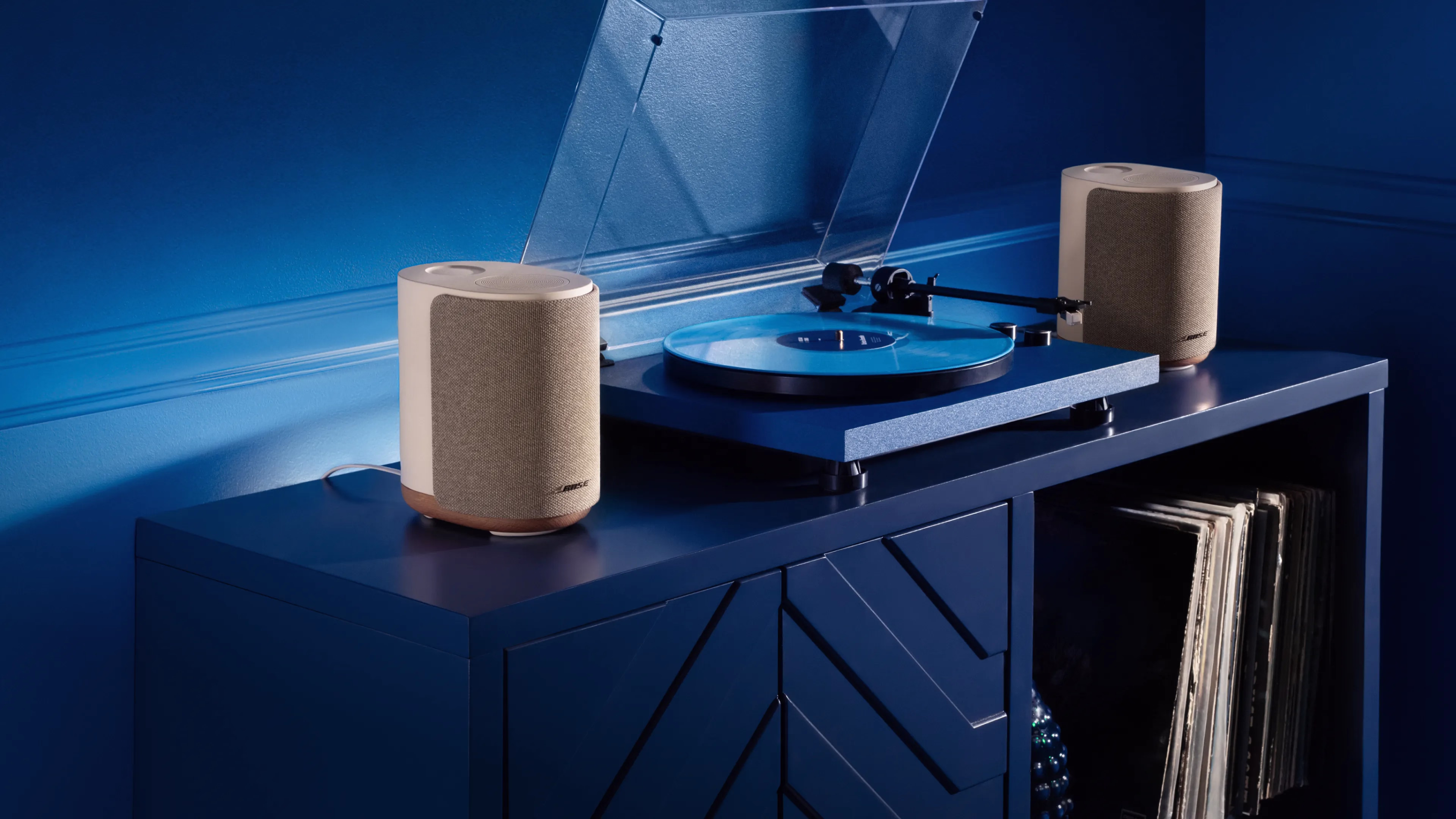 ターンテーブルの横に置かれたBose Lifestyle Ultra Speaker。