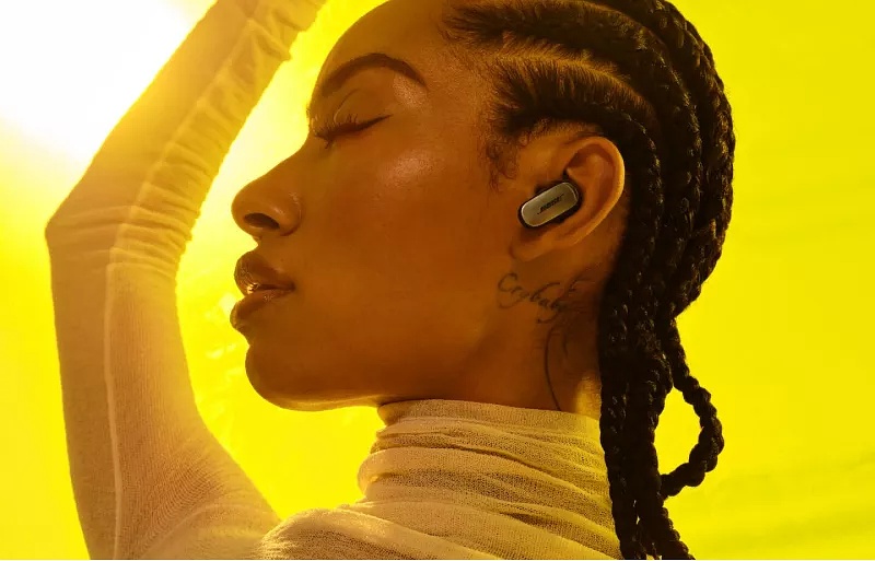 Femme portant les écouteurs Bose QuietComfort Ultra