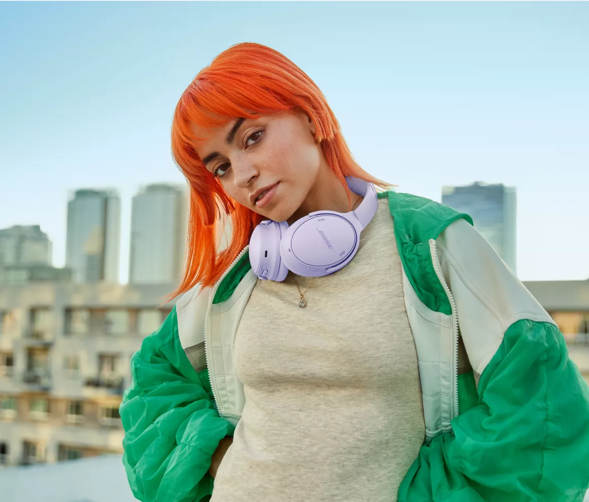  Une femme portant le casque Bose QuietComfort à l’extérieur