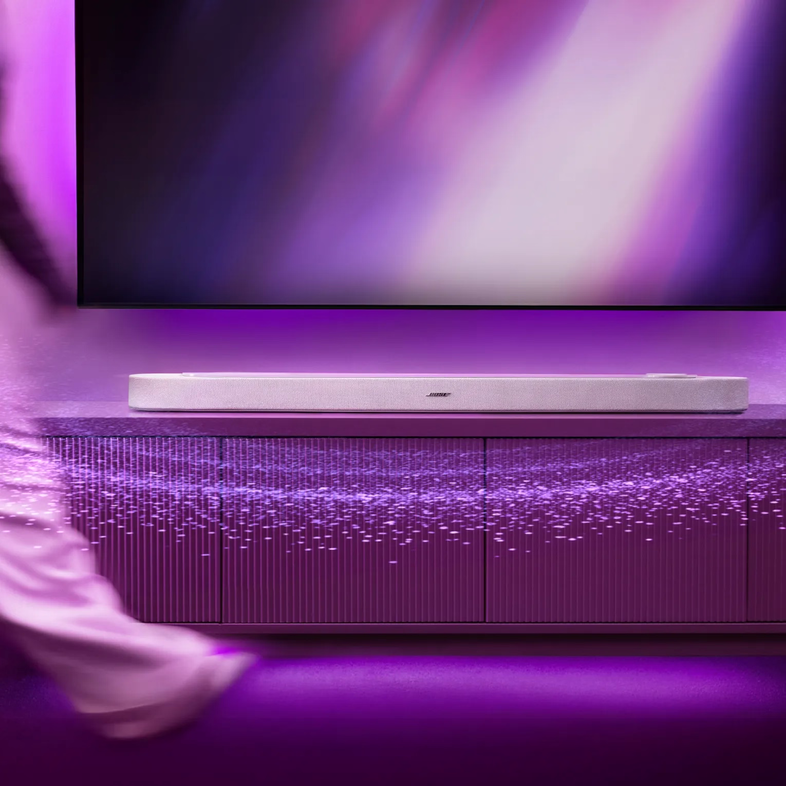 リビングのテレビコンソールに設置されたBose Lifestyle Ultra Soundbar。