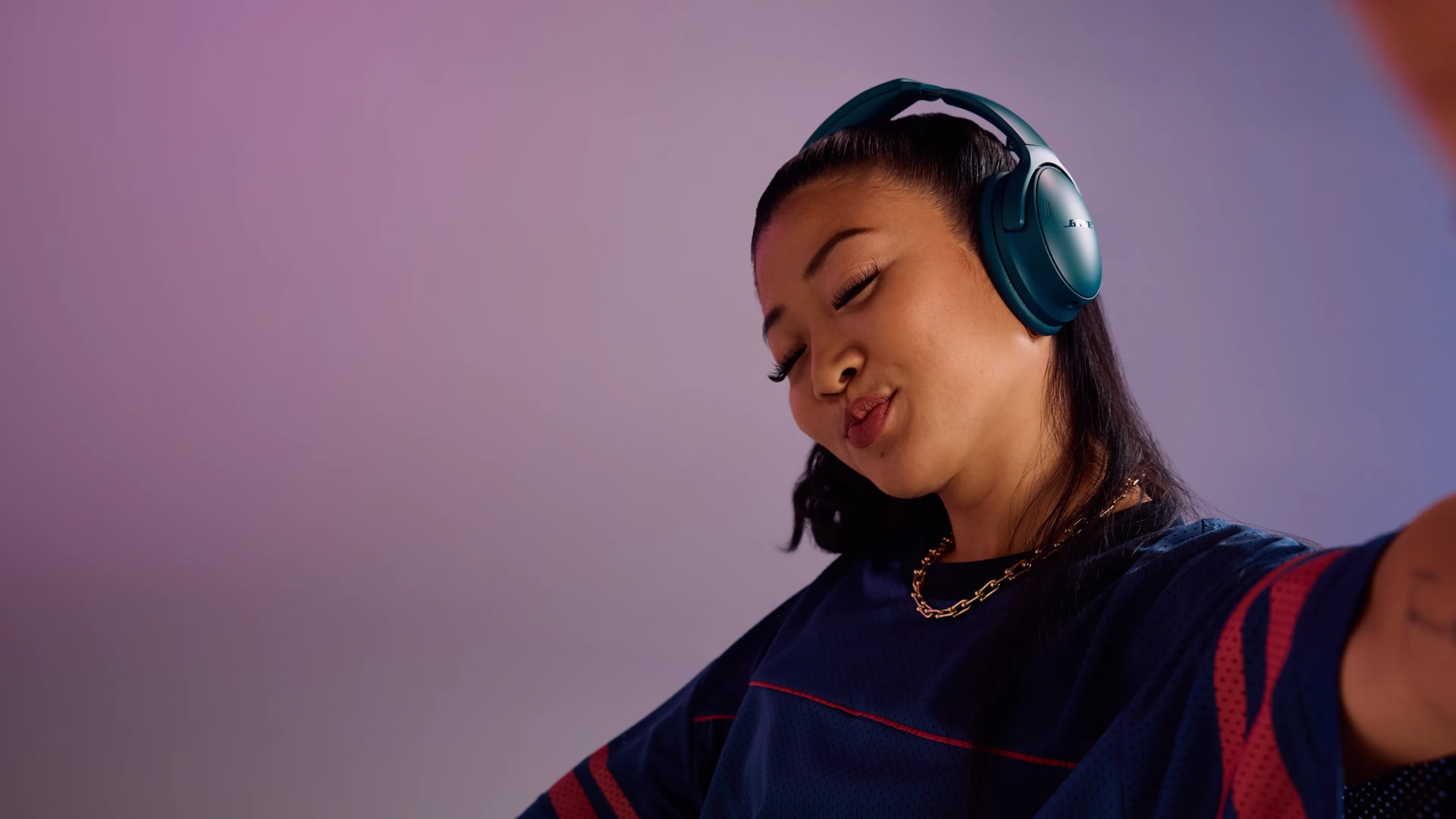 Woman wearing Bose QuietComfort Headphones.