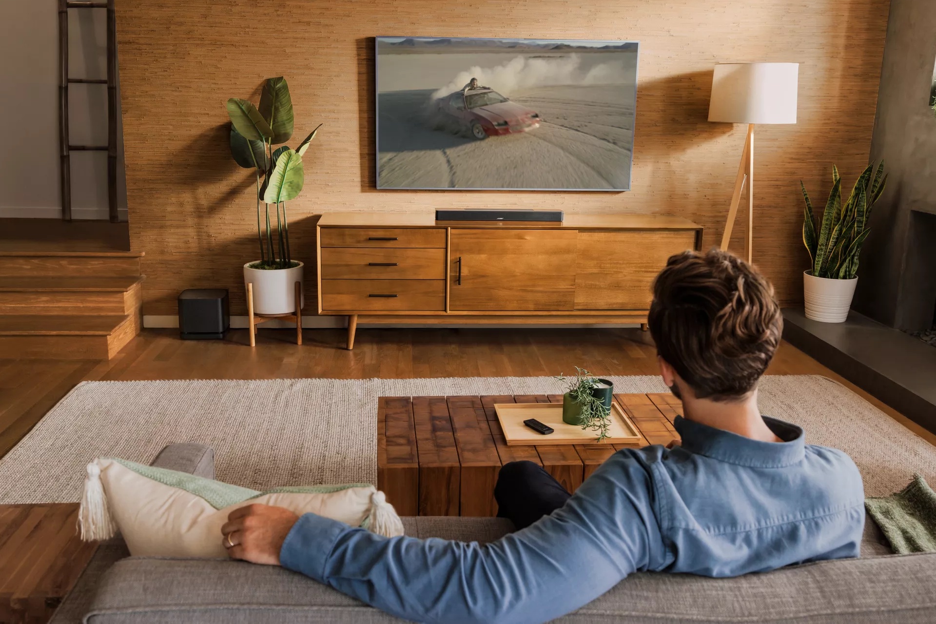 Un couple regardant la télévision avec une barre de son intelligente Bose 600