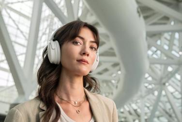 Femme portant un casque QuietComfort à l’aéroport