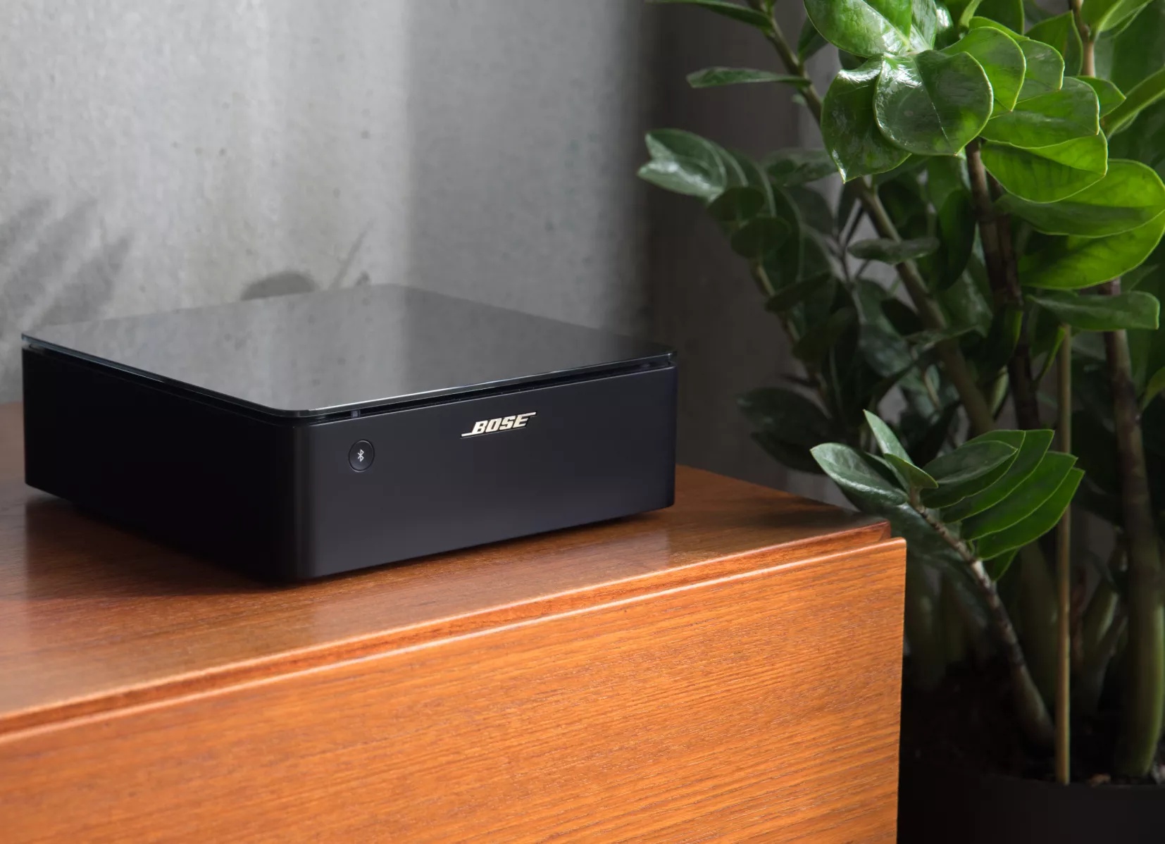 Amplificateur de musique Bose sur une table 