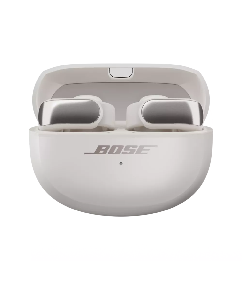 Les écouteurs oreilles libres Bose Ultra dans leur étui de chargement