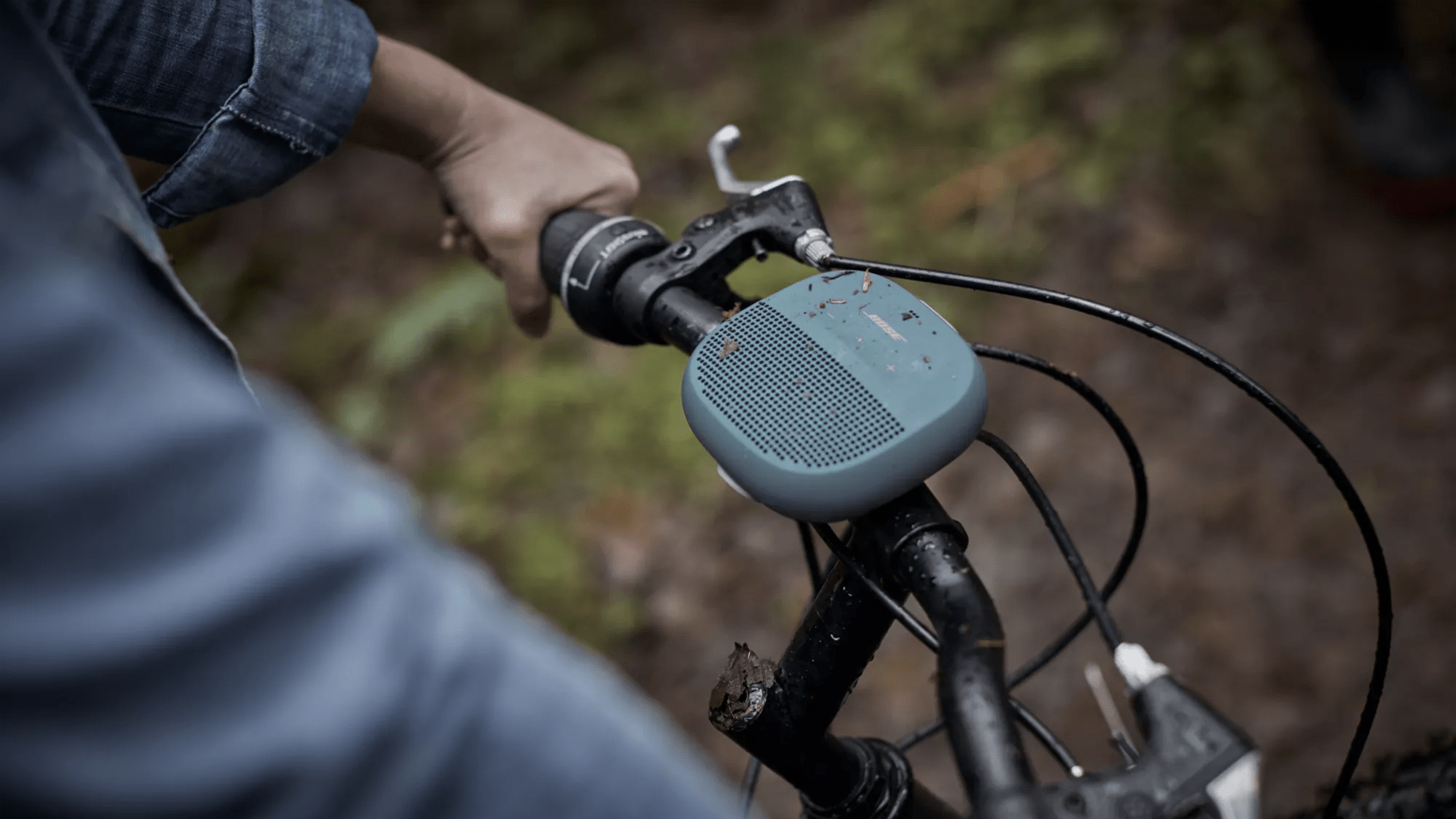 Enceinte Bluetooth SoundLink Micro&nbsp;attach&eacute;e &agrave; un guidon de v&eacute;lo