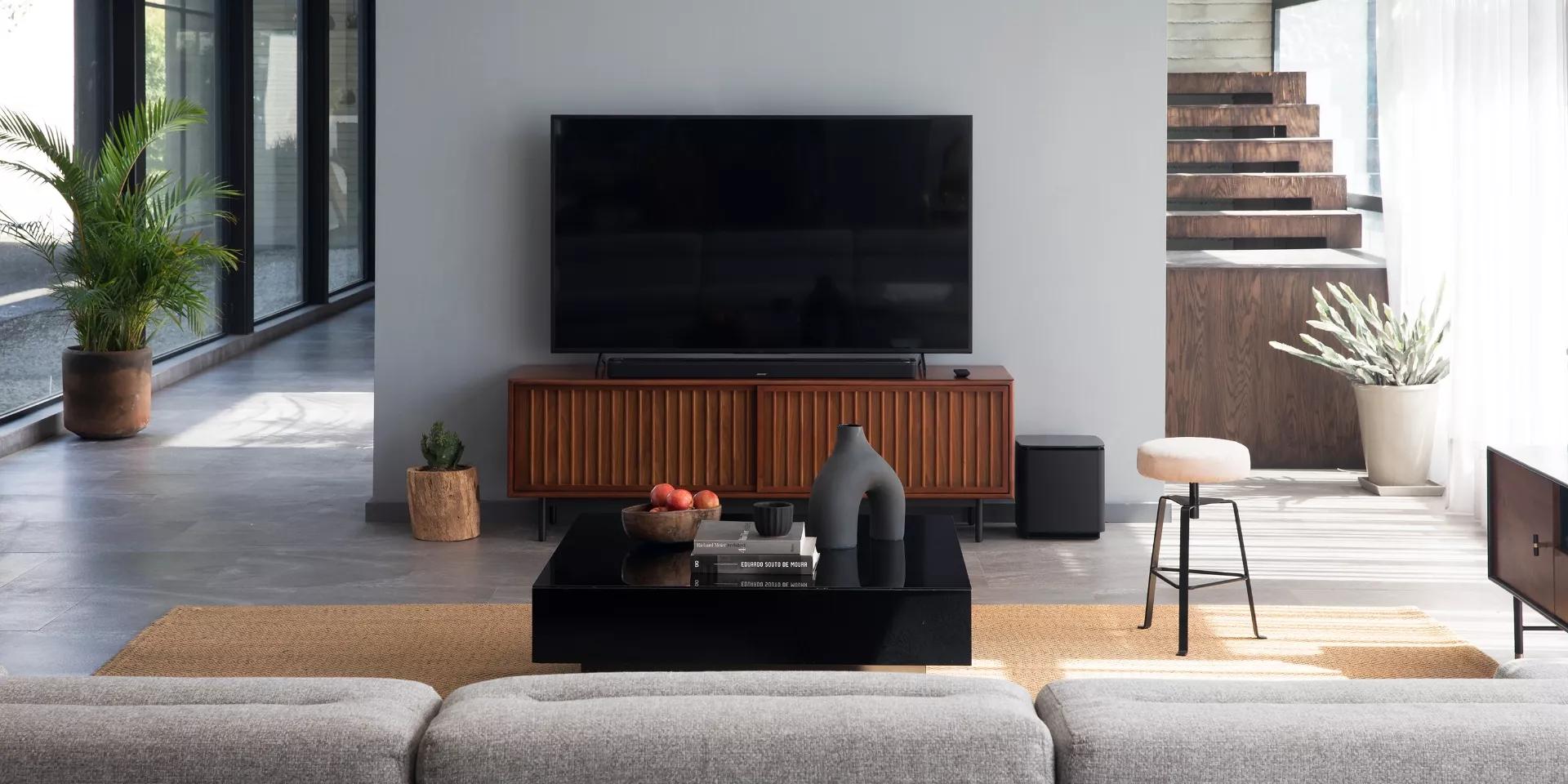 Téléviseur avec une barre de son intelligente Bose Smart Soundbar 900 dans un salon