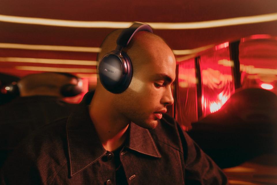 Ein Mann tr&auml;gt Bose QuietComfort Ultra Kopfh&ouml;rer (2.&nbsp;Gen.).