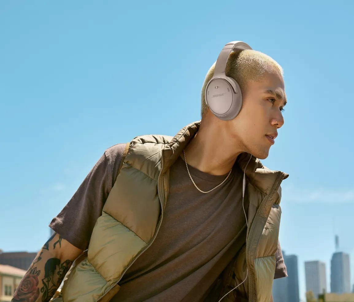 Homme portant le casque d’écoute QuietComfort de Bose à l’extérieur