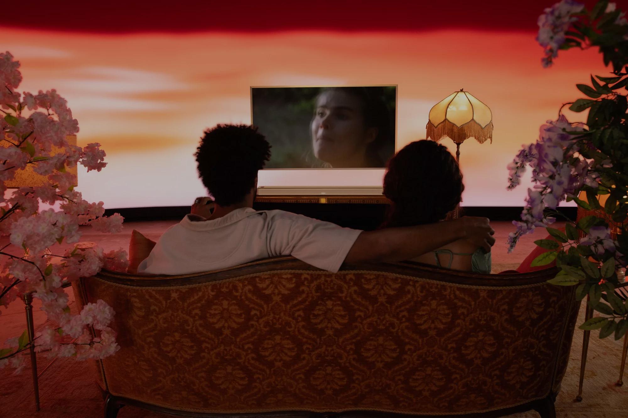 Une famille regardant la télé avec une barre de son intelligente Bose Ultra