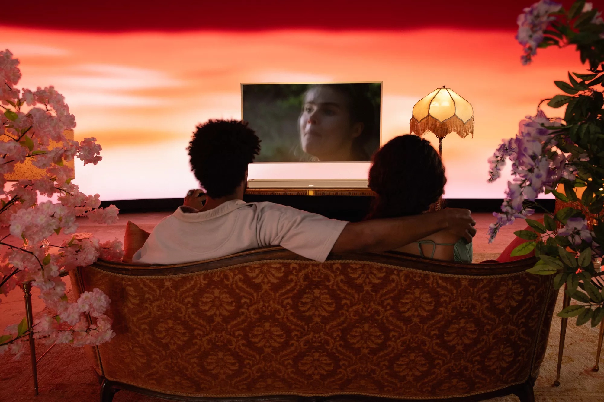 Un couple regardant la télévision avec sa barre de son intelligente Bose Ultra