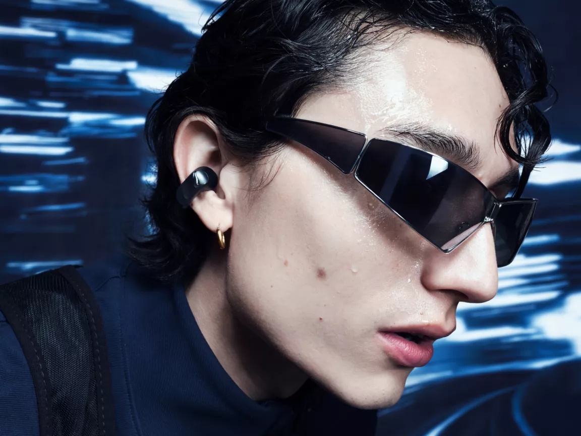 Une personne portant les écouteurs oreilles libres Bose Ultra