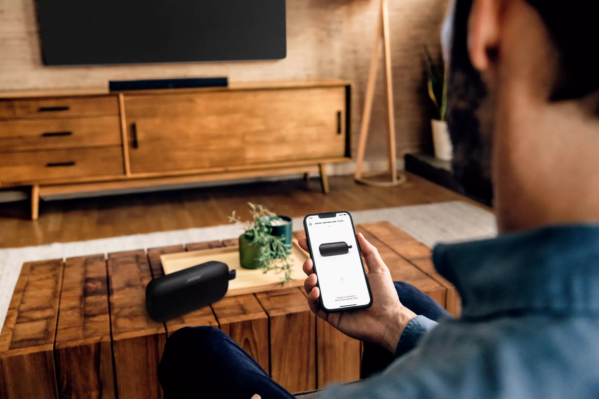 Une personne ajoutant une enceinte Bluetooth® SoundLink Flex à l’application Bose Connect