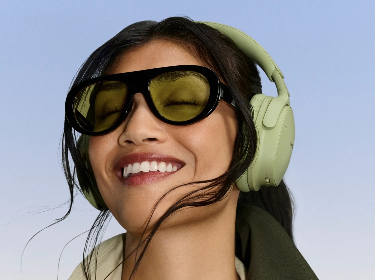 Bose QuietComfort Headphones 2nd Gen vo farbe Eucalyptus Green, detail náušníkov spredu