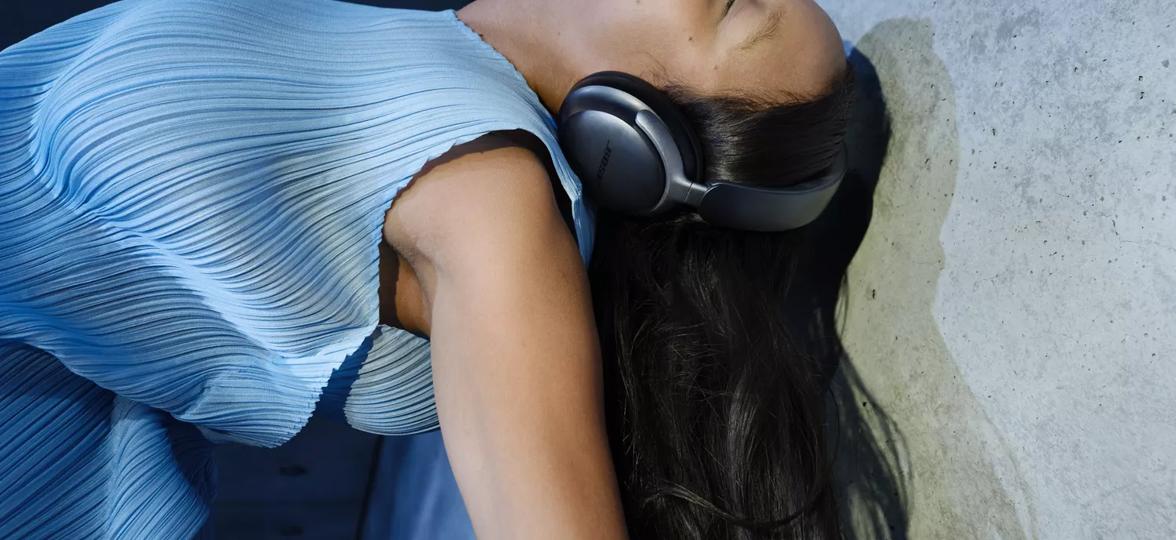 Femme portant le casque d’écoute intelligent Smart Ultra de Bose en dansant