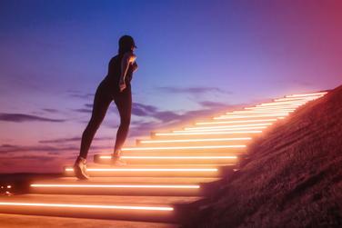 Femme qui s’entraîne sur un escalier extérieur