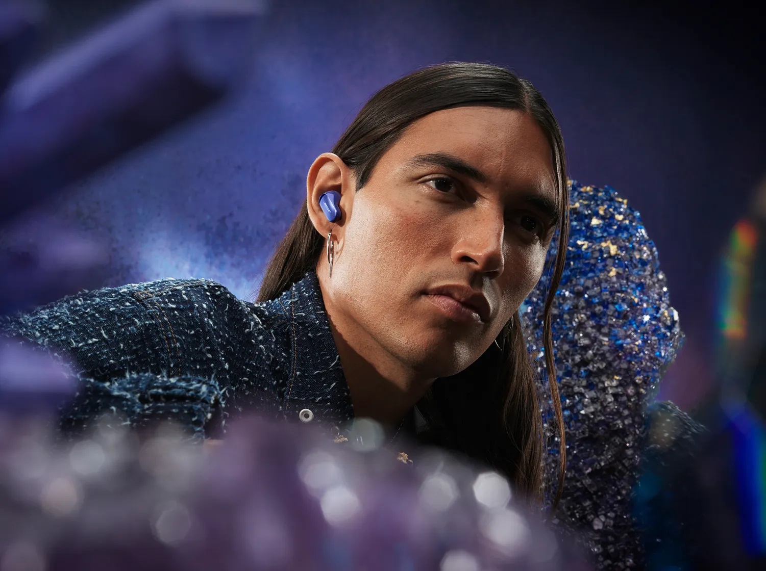 Bose QuietComfort Ultra Earbuds 2nd Gen vo farbe Midnight Violet nasadené v uchu