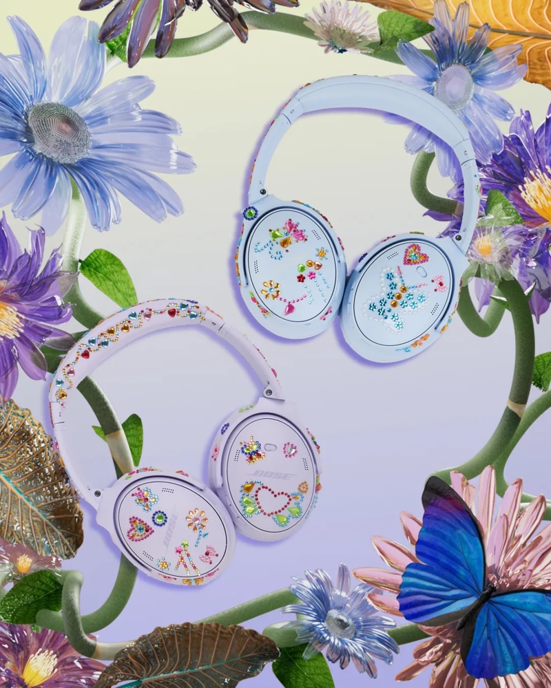 Le casque QuietComfort en lilas frais et en bleu pierre de lune avec des autocollants de fleur, de cœur et de papillon.