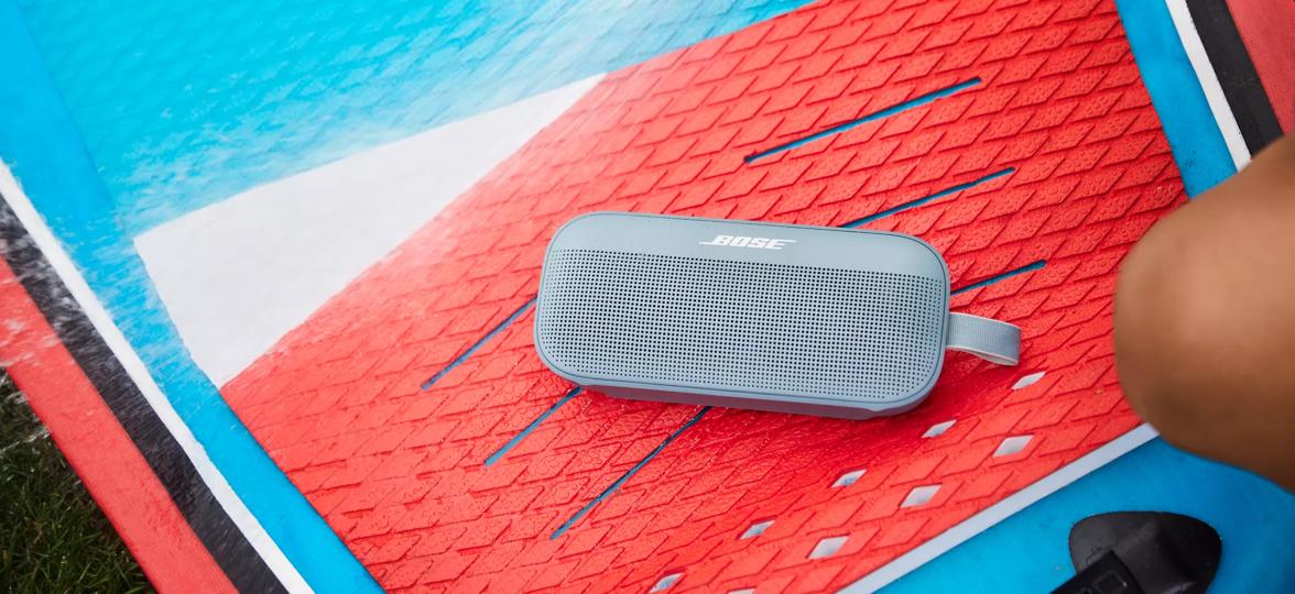 Enceinte Bluetooth SoundLink Flex sur une planche à pagaie