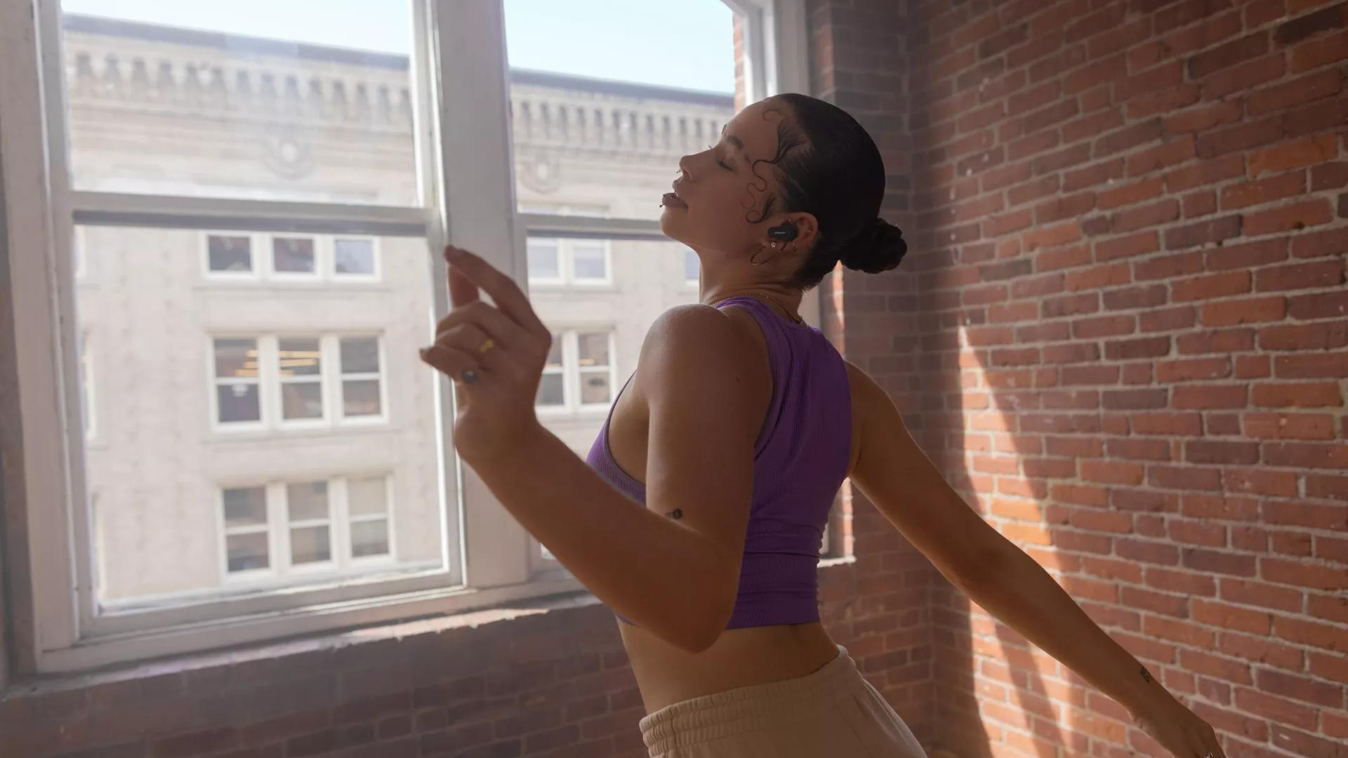 Femme portant des &eacute;couteurs Bose QuietComfort&nbsp;II dans sa maison