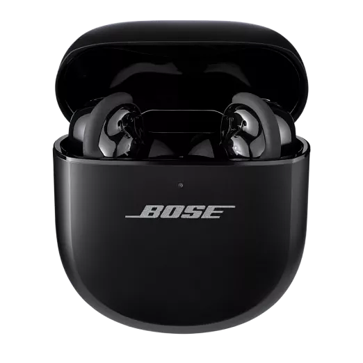 Des écouteurs QuietComfort Ultra de Bose dans leur étui de chargement