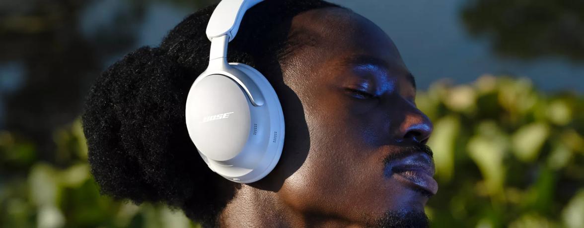 Homme portant le casque d’écoute QuietComfort Ultra de Bose à l’extérieur