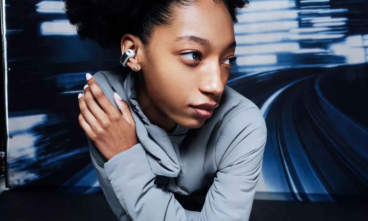 Femme portant les écouteurs oreilles libres Bose Ultra