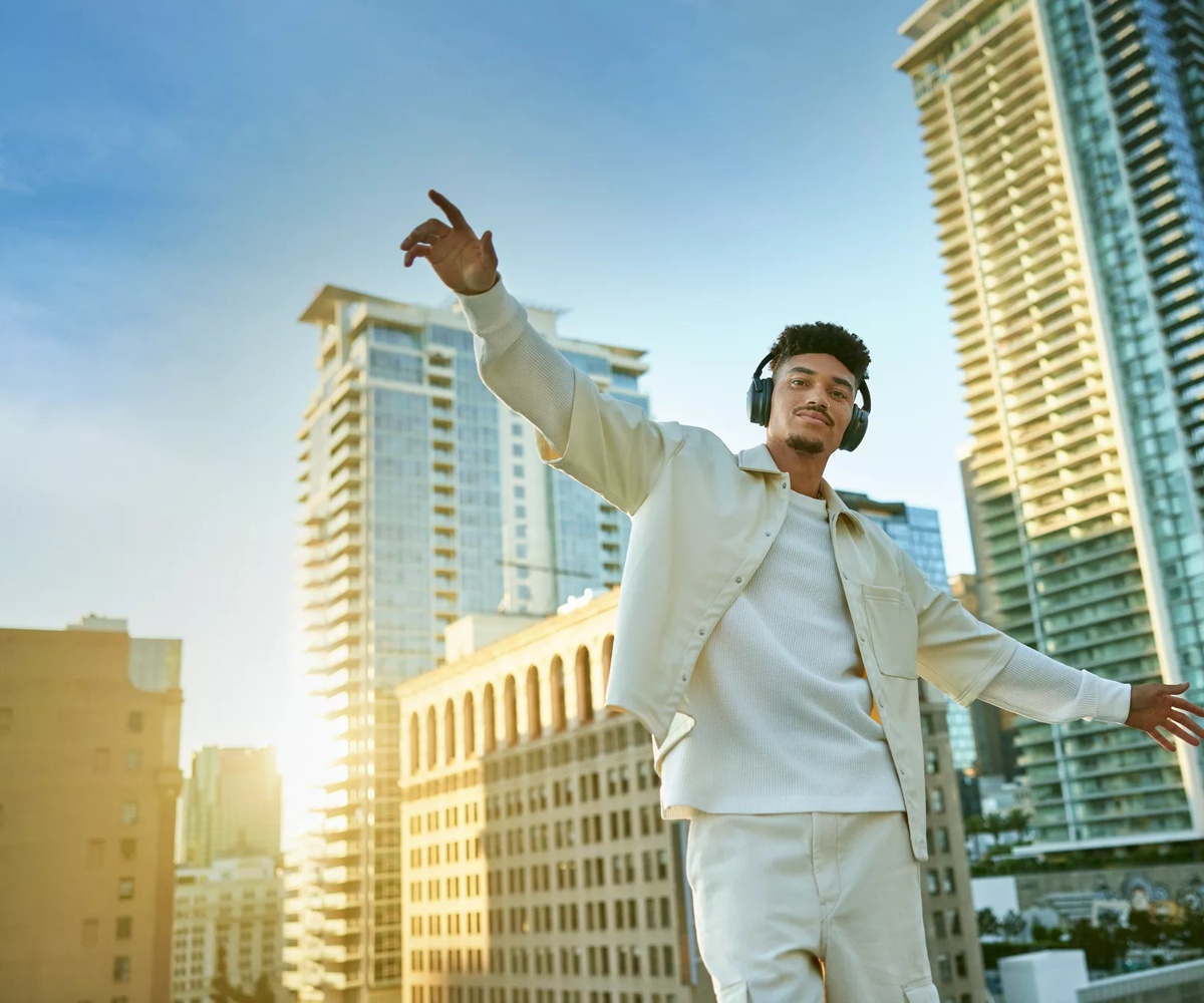 Man in city wearing Bose QuietComfort Headphones