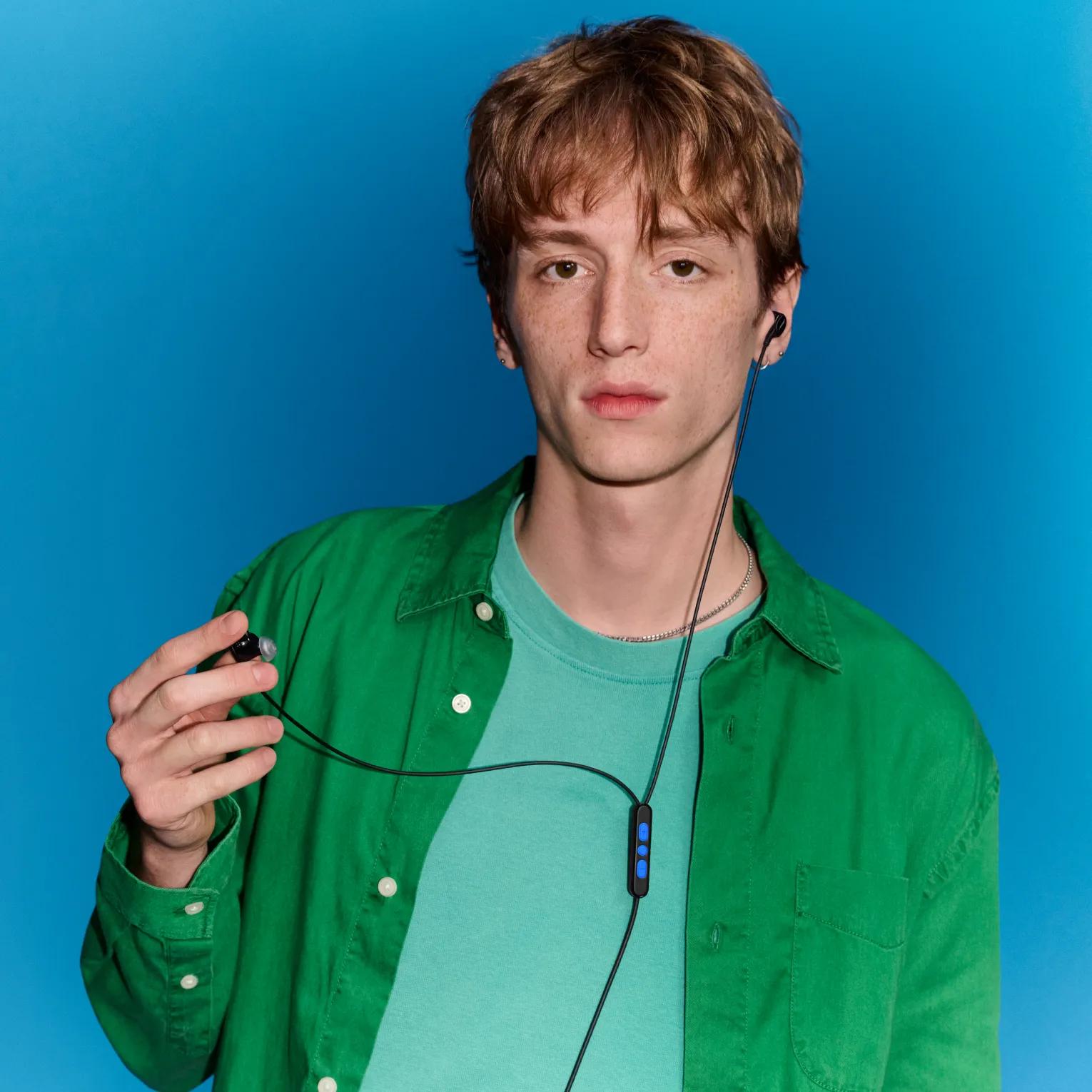 Les écouteurs Bose Noise Cancelling Wired Earbuds posés avec leur câble USB-C et leur pochette de transport zippée