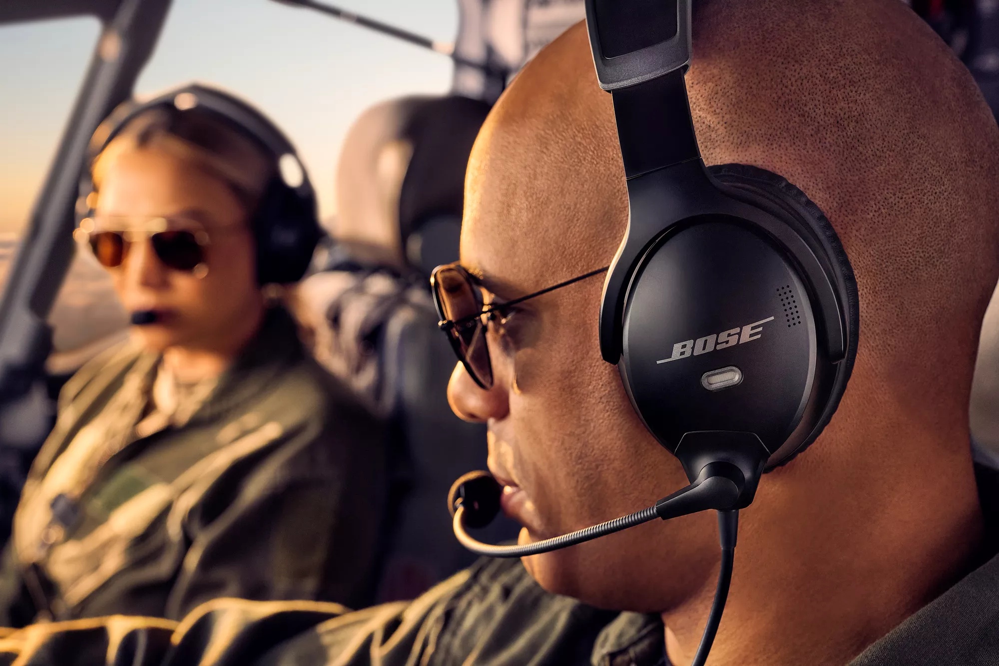 Pilotes militaires portant des casques d’aviation Bose A30 dans un avion