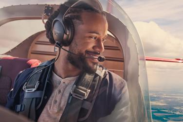 Un homme pilote portant le casque d’aviation Bose A30