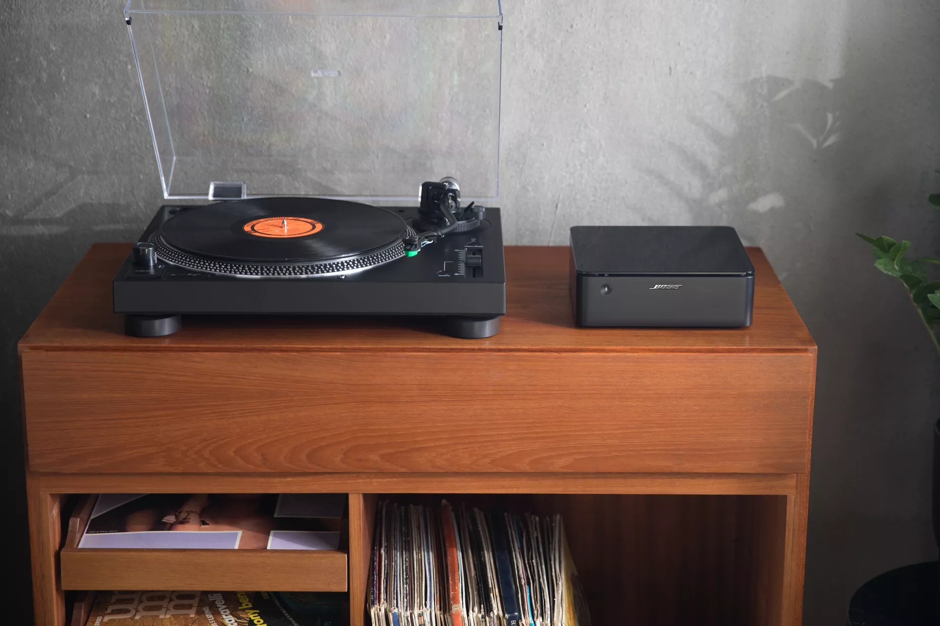 Amplificateur de musique Bose sur une table avec un tourne-disque