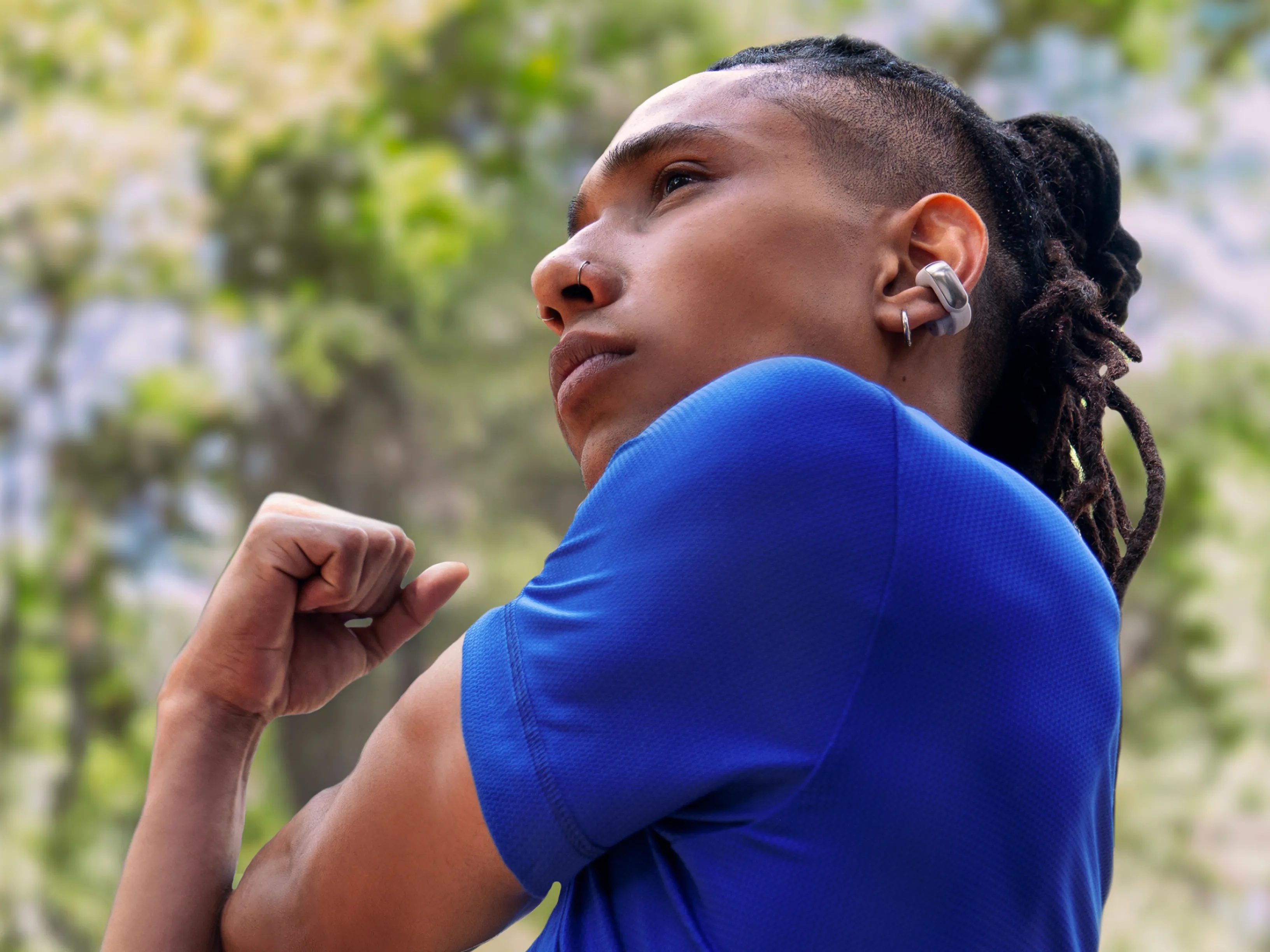Bose Ultra Open Earbuds vo farbe biela (White Smoke) nasadené na uchu