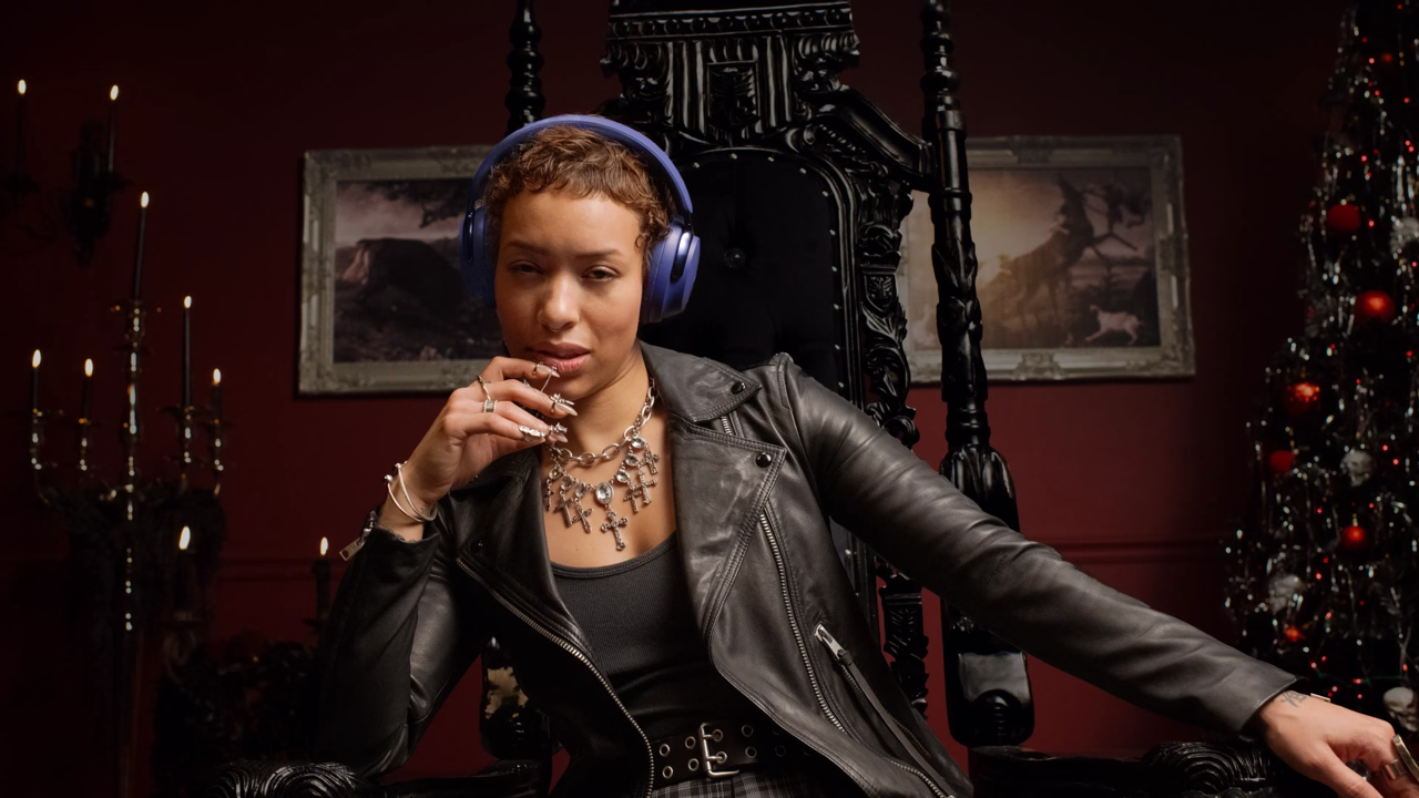 Woman wearing Bose QuietComfort Ultra Headphones (2nd Gen).