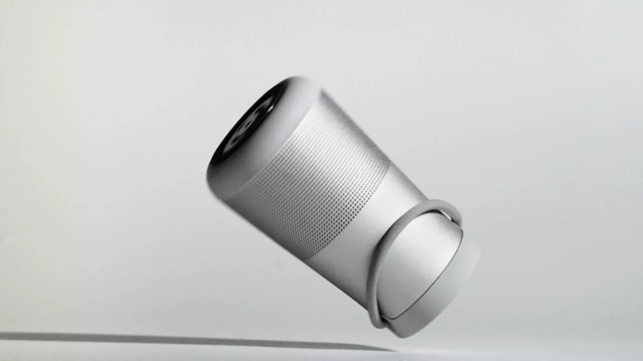 L’enceinte Bluetooth SoundLink Revolve+ II rebondissant sur le sol après une chute