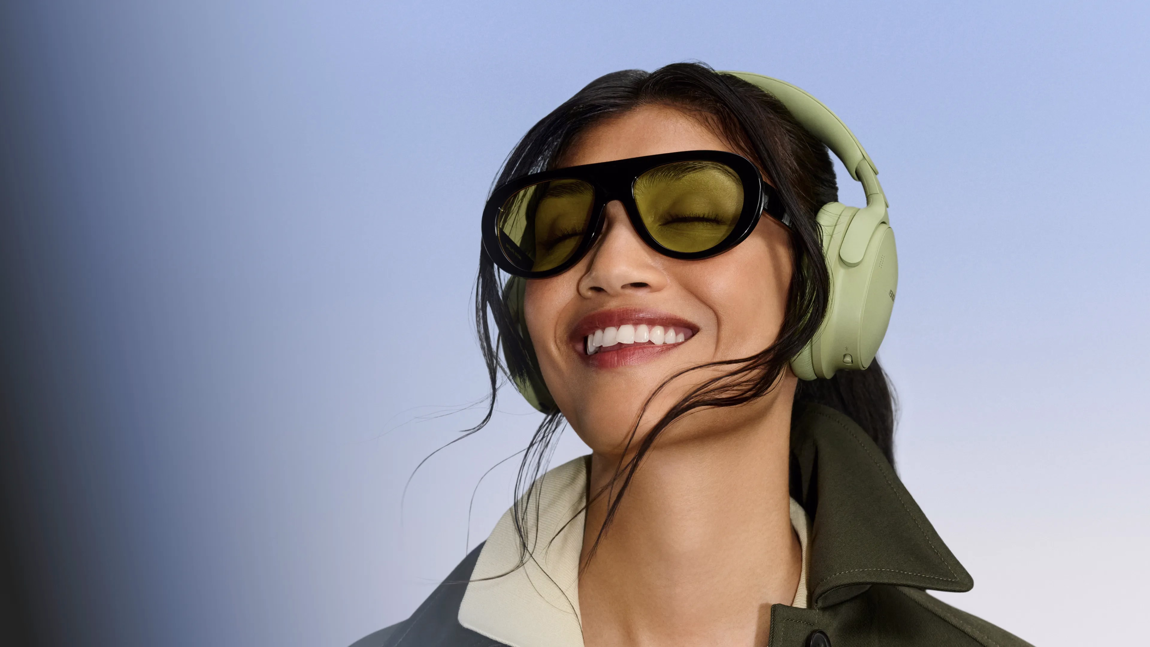 Femme portant le casque Bose QuietComfort (2e&nbsp;g&eacute;n&eacute;ration).