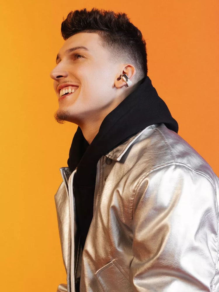 Tyler Herro qui tient un ballon de basketball, tout en portant des écouteurs oreilles libres Bose Ultra