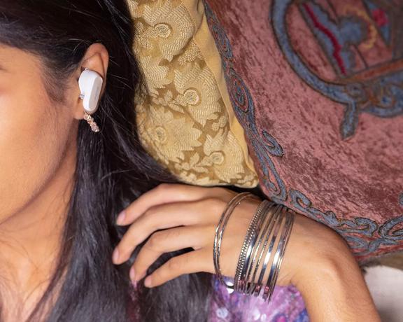 Femme portant des &eacute;couteurs Bose QuietComfort&nbsp;II