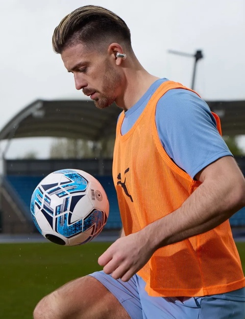 Jack Grealish portant des écouteurs oreilles libres Bose Ultra sur le terrain de soccer 