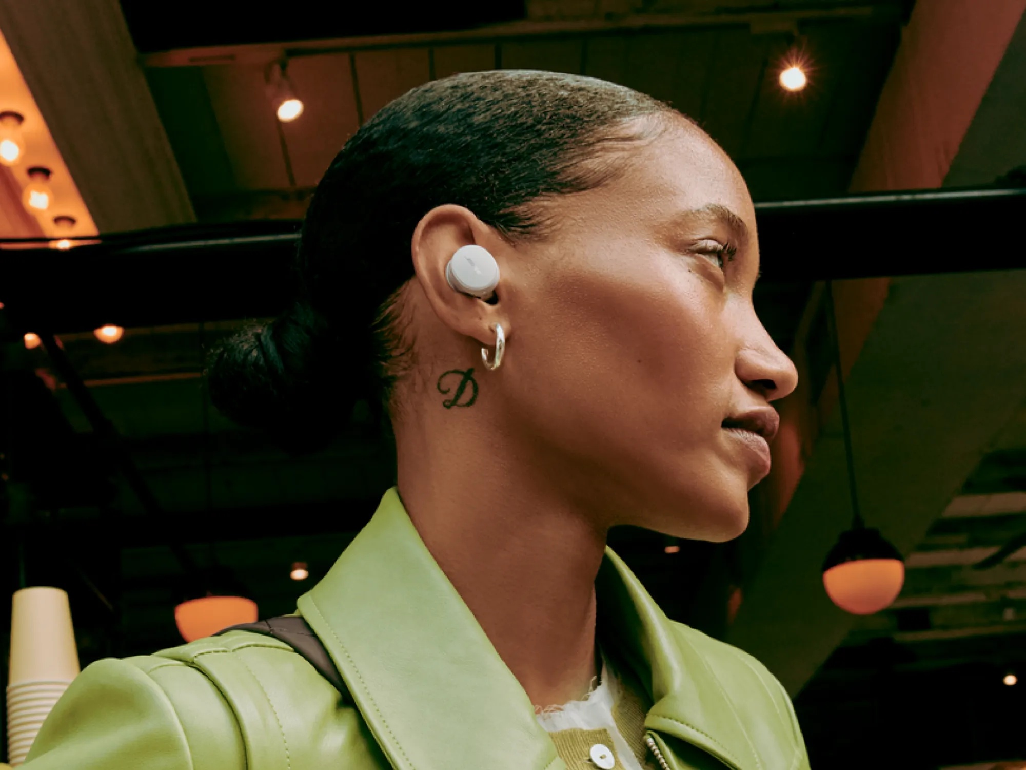 Bose QuietComfort Earbuds vo farbe biela (White Smoke), druhý pohľad