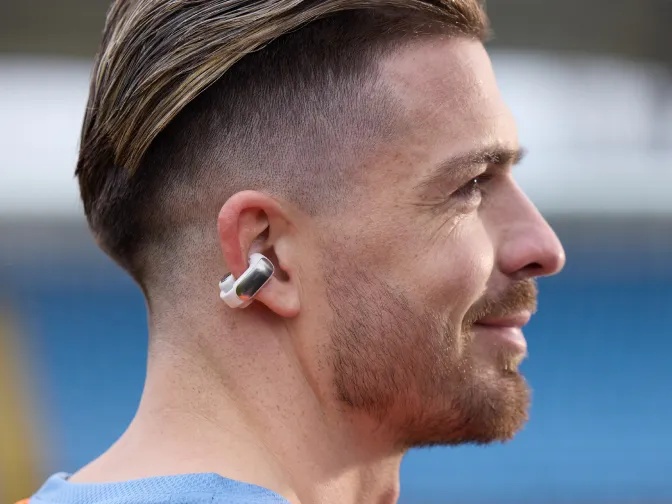 Jack Grealish portant des écouteurs oreilles libres Bose Ultra