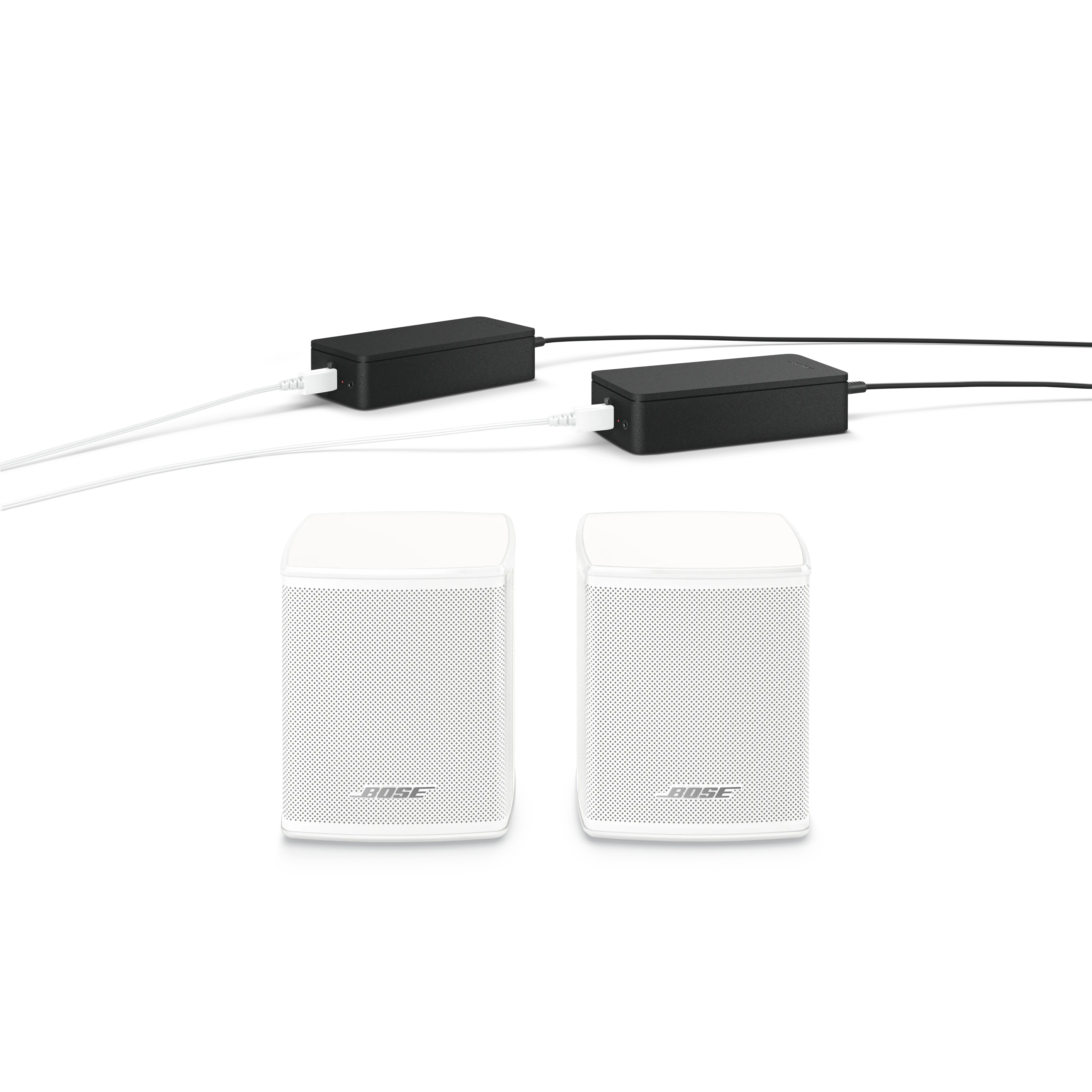 Pár reproduktorov Bose Surround Speakers vo farbe biely s napájacími zdrojmi