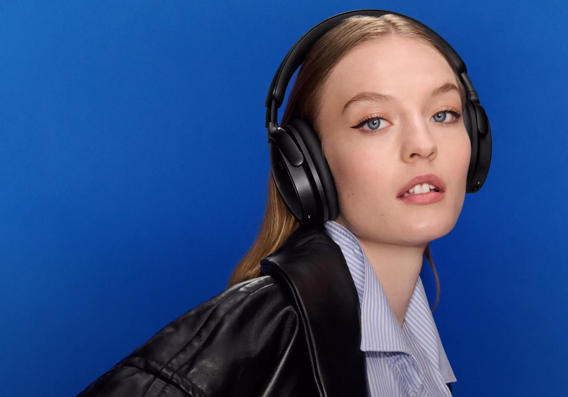 Femme portant le Bose Casque QuietComfort (2e&nbsp;g&eacute;n&eacute;ration).