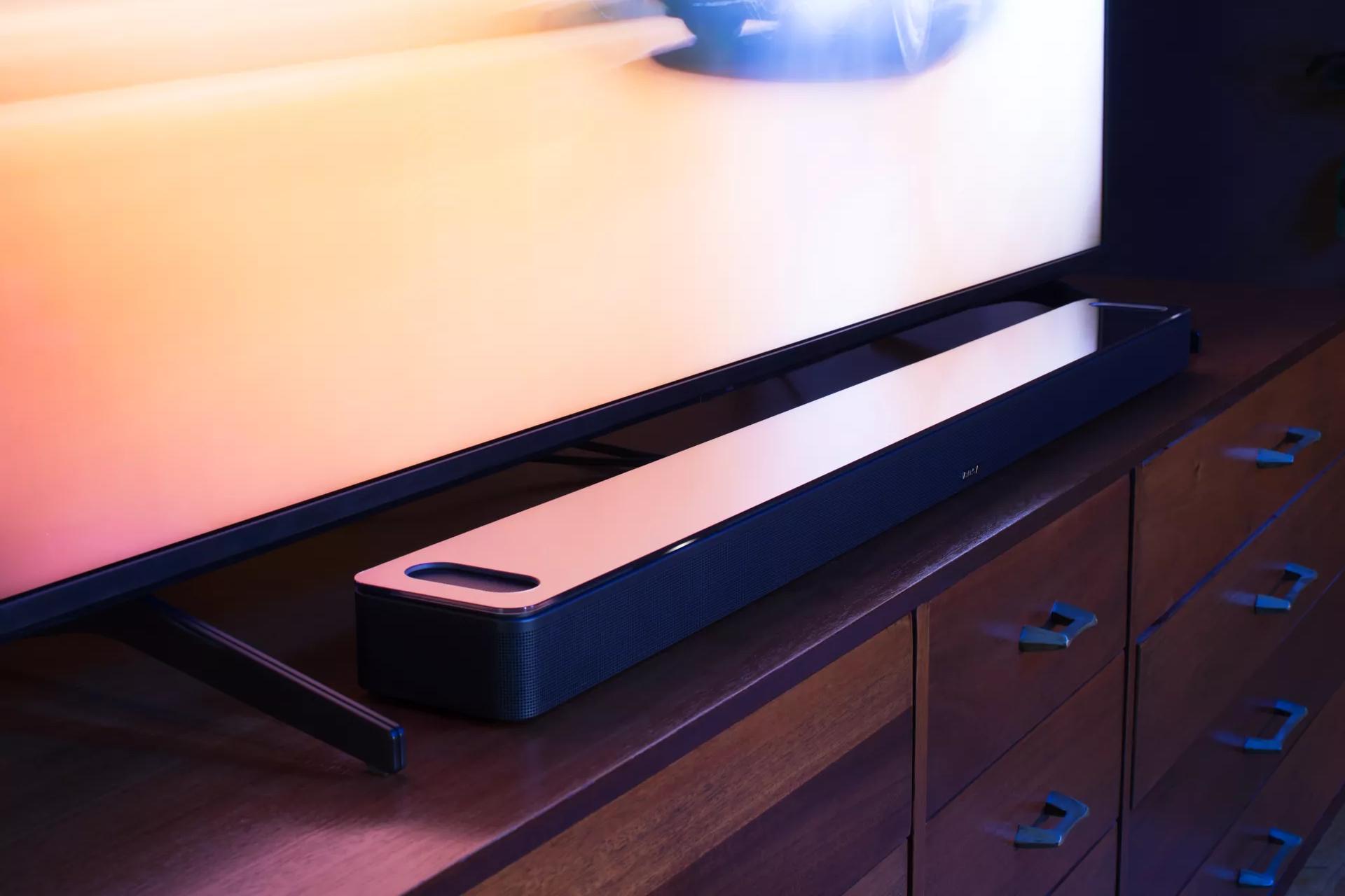 Téléviseur et barre de son sur une console multimédia