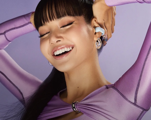 LISA portant des écouteurs oreilles libres Bose Ultra.