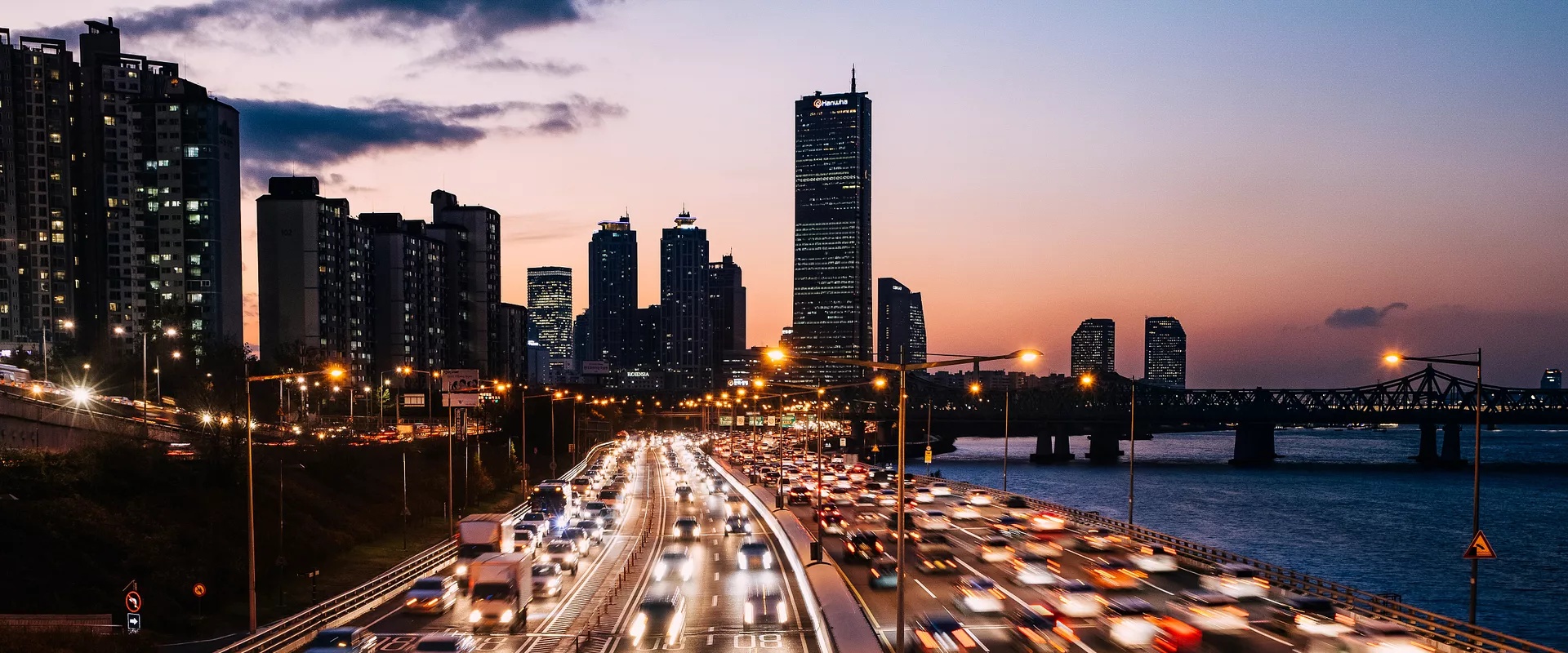 City scene with traffic on the highway